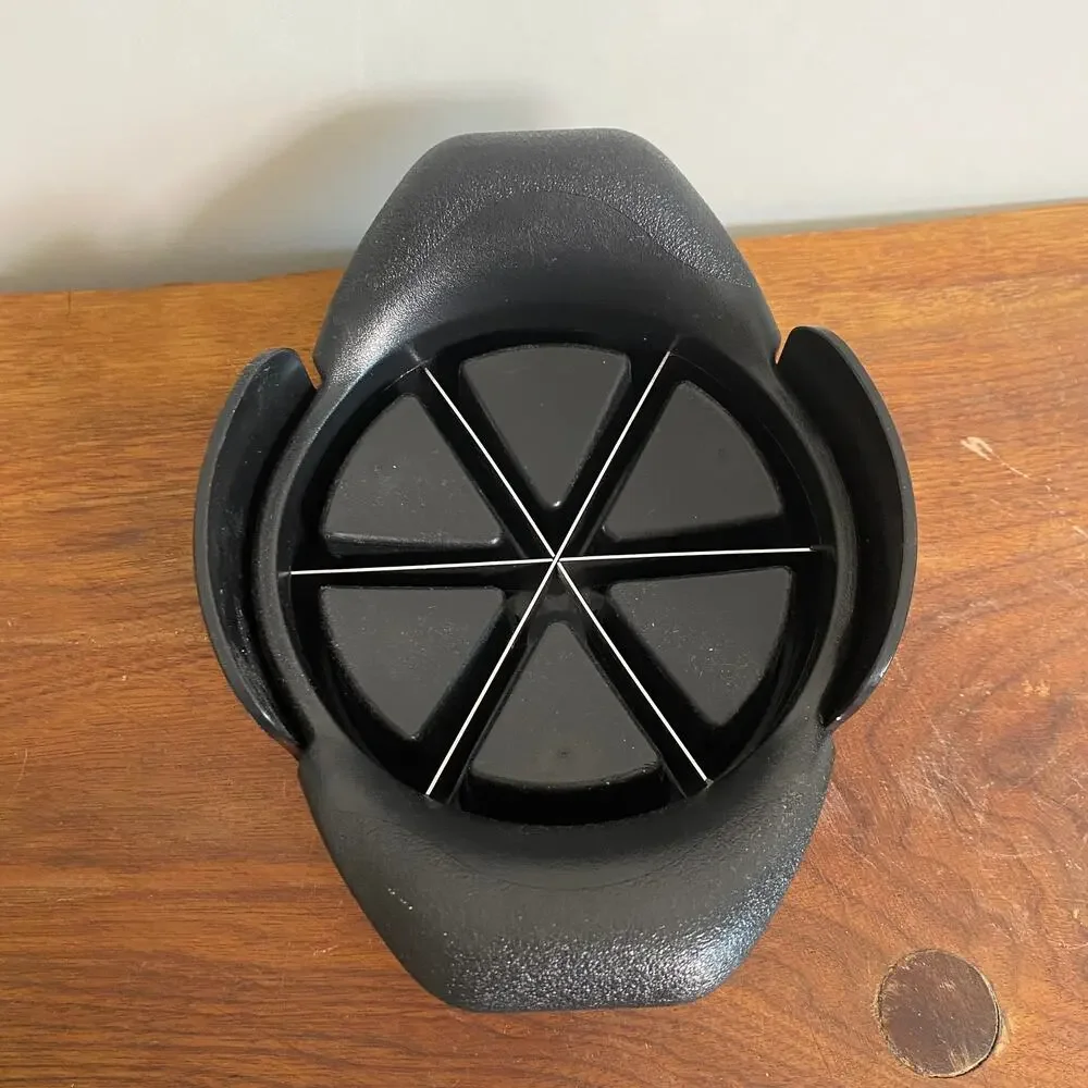 The Pampered Chef Tomato Slicer & Holder